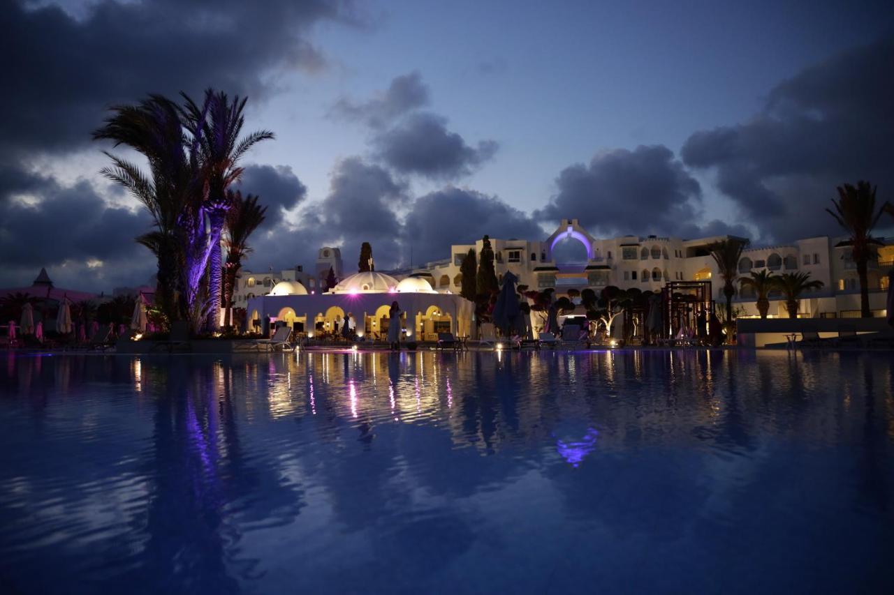 The Mirage Resort & Spa Hammamet Esterno foto The Royal Mirage Hotel at night