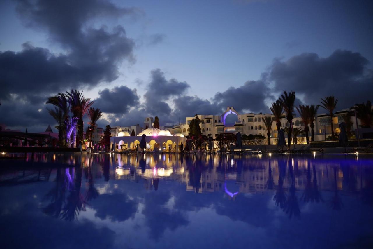 The Mirage Resort & Spa Hammamet Esterno foto The Royal Mirage Hotel at night