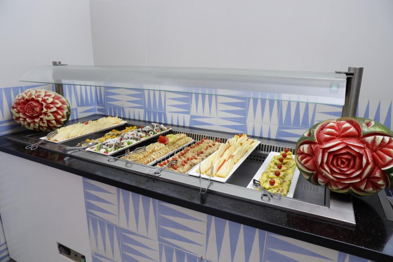 The Mirage Resort & Spa Hammamet Esterno foto A display case with food