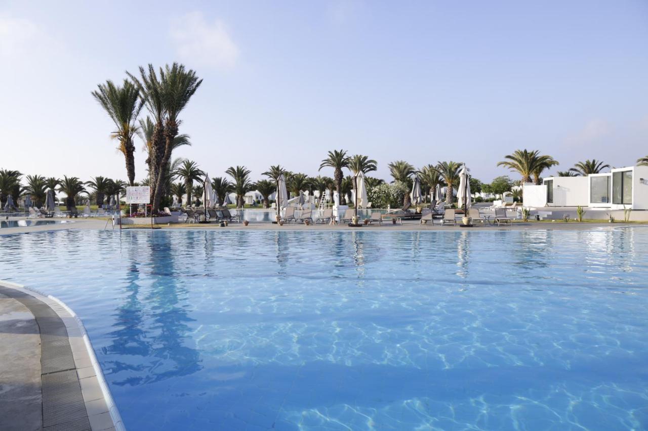 The Mirage Resort & Spa Hammamet Esterno foto A swimming pool at a hotel in Cyprus